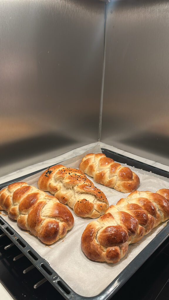 MD’s Cook: Recettes & Astuces Recette de Hallot, sont des pains tressés issus de la cuisine juive et qui trônent sur la table de shabbat.