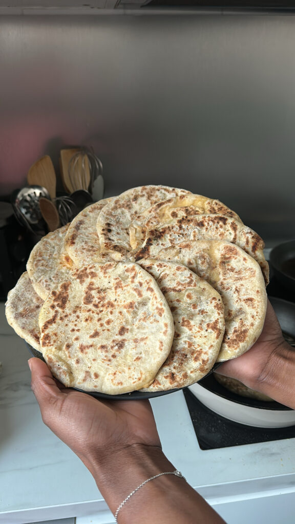 MD’s Cook: Recettes & Astuces, Recette Naan Fromage.
Le naan, pain indien traditionnel, est un incontournable des tables de l'Inde.